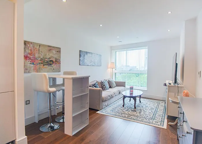 Stunning 1-Bed Apartment In Lincoln Plaza