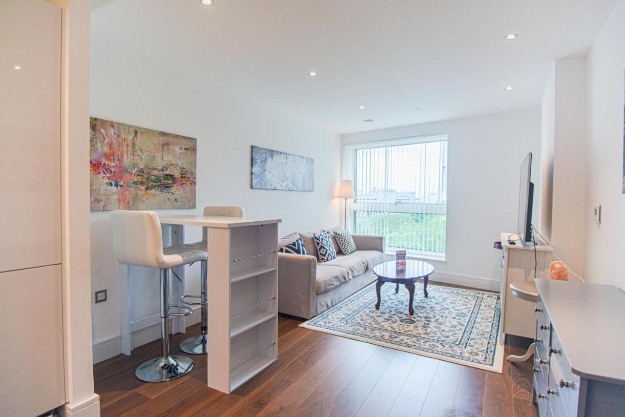 Stunning 1-bed In Lincoln Plaza Londra
