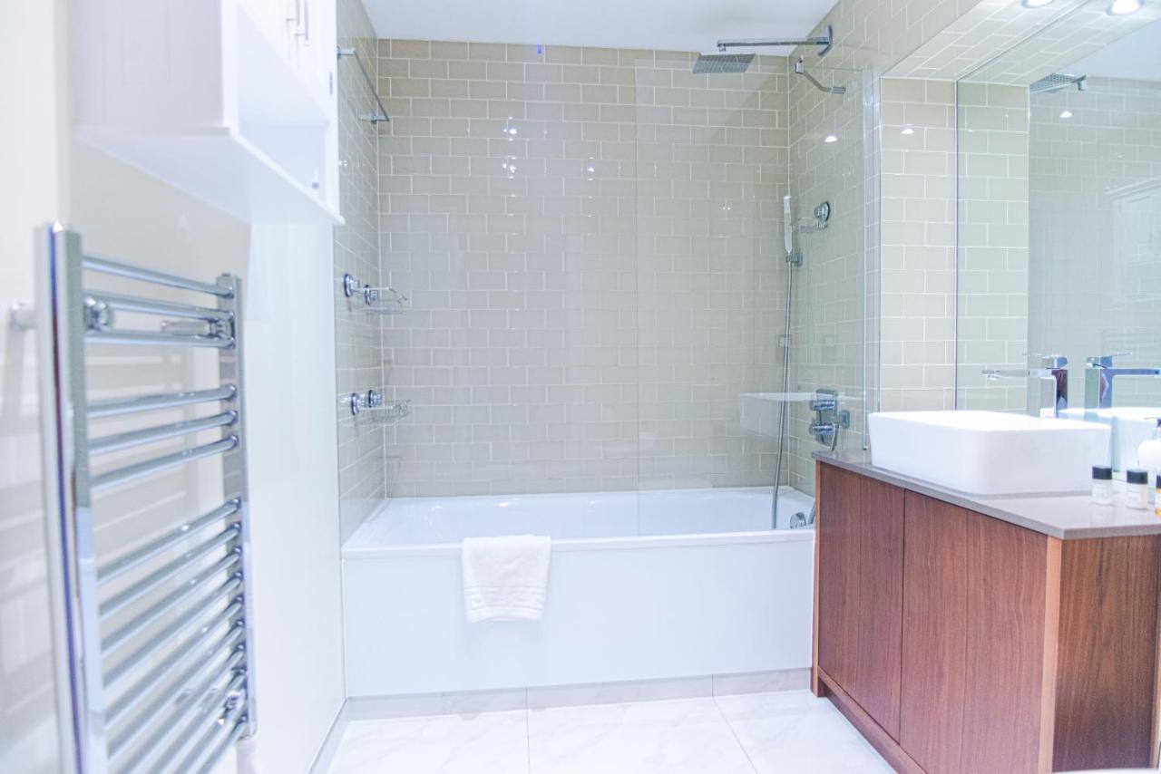 Stunning 1-bed In Lincoln Plaza Londra