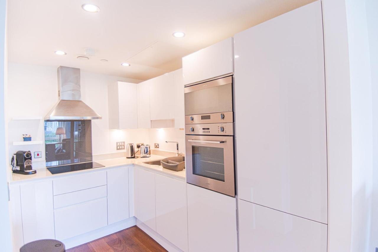 Stunning 1-bed In Lincoln Plaza Londra
