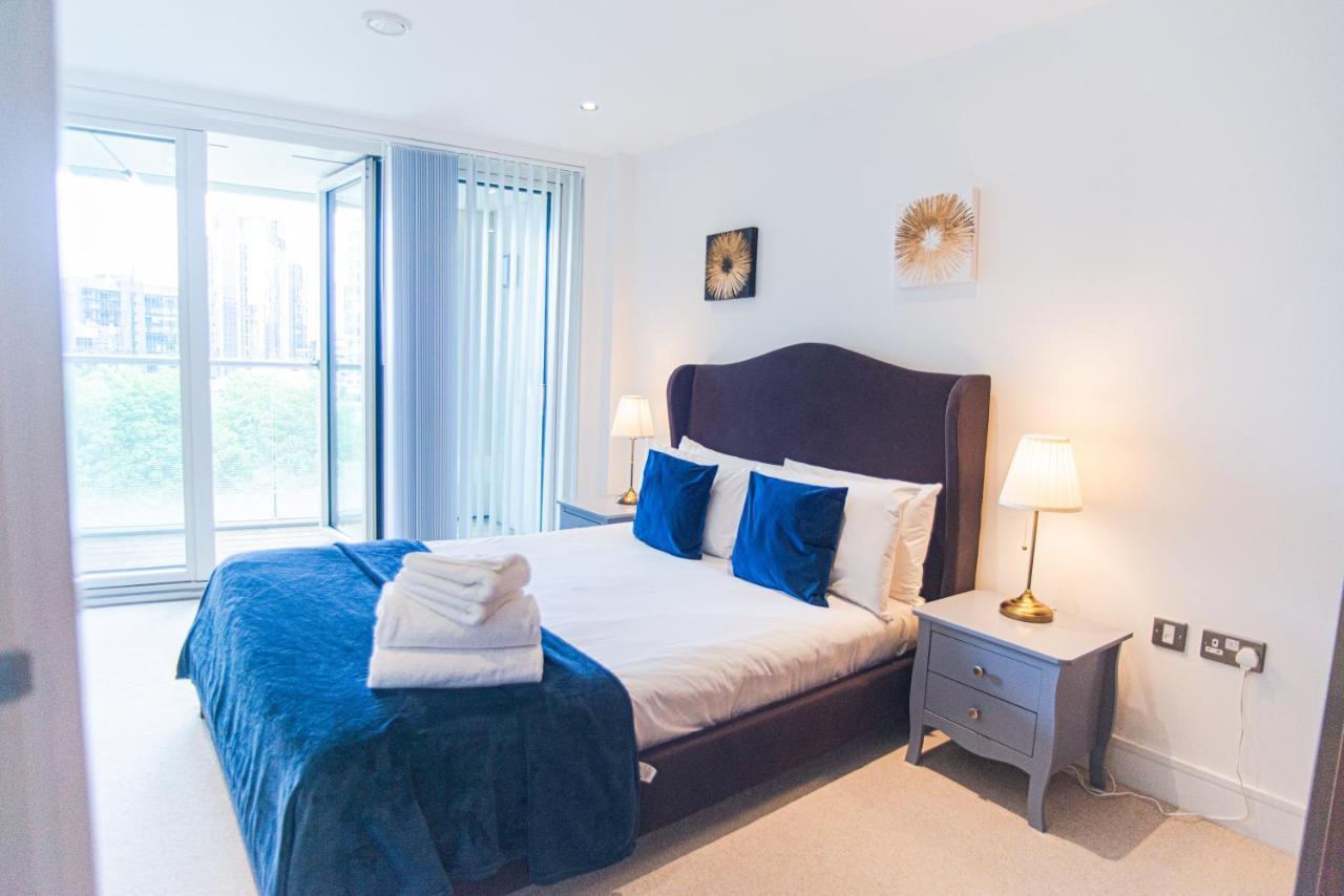 Stunning 1-bed In Lincoln Plaza Londra